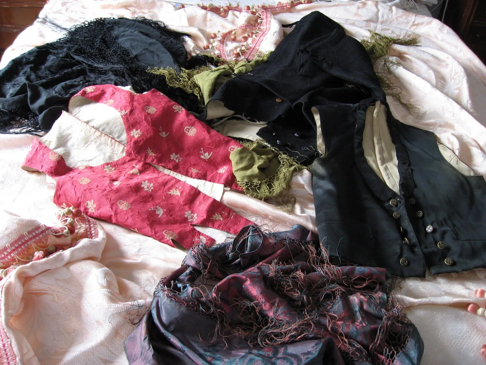 El cobrellit y la ropa antigua de la casa, extendidos sobre la cama
